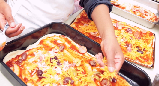 Kids making pizza